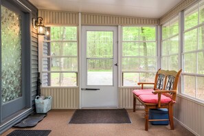 Interior - The Bear's House, Pet Friendly, Level 2 EV Charger (Pocono Lake)
