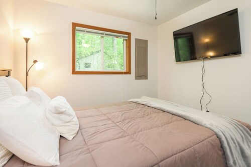 The Bear's House, Pet Friendly, Level 2 EV Charger