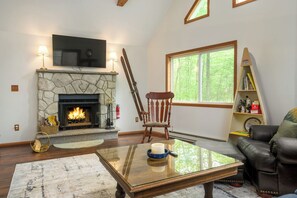 Interior - The Bear's House, Pet Friendly, Level 2 EV Charger (Pocono Lake)