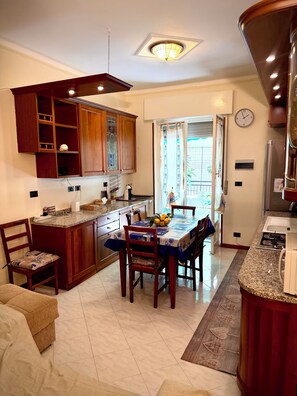 Fridge, microwave, oven, stovetop - Cozy vacation apartment (Rapallo)