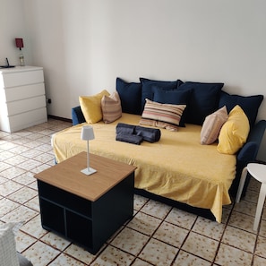 2 bedrooms, desk, travel crib, free WiFi - Peaceful Lakefront (Vello)