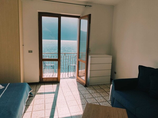 2 dormitoris, escriptori i planxa i posts de planxar 