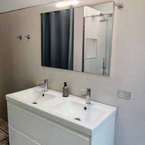 Shower, hair dryer, bidet, towels - Peaceful Lakefront (Vello)
