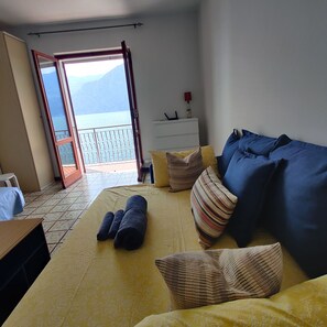 2 habitaciones, escritorio y tabla de planchar con plancha 