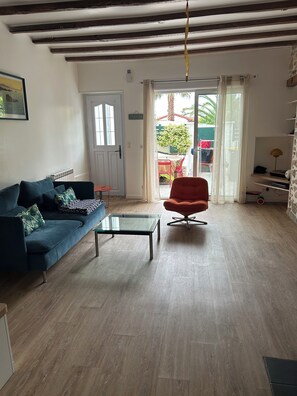 Living area - Basque house for rent with exterior (Saint-Pierre-d'Irube)