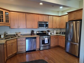 Microondas, horno, placa de cocina, lavavajillas