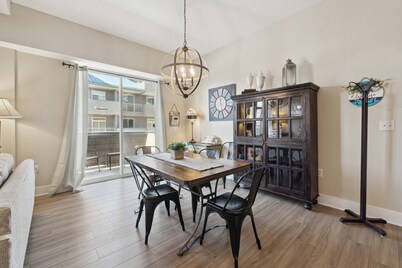 Charming 2-bedroom condo in Grand Haven. 5 Minute Walk to Downtown!