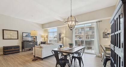Charming 2-bedroom condo in Grand Haven. 5 Minute Walk to Downtown!
