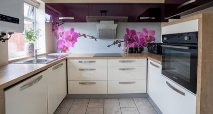 Modern 2-Bed w/ Garden, Fast WiFi & Parking | Ideal for Contractors & Families