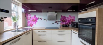 Modern 2-Bed w/ Garden, Fast WiFi & Parking | Ideal for Contractors & Families