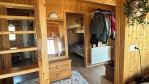 2 quartos, ferros/tábuas de passar roupa, Wi-Fi, roupa de cama