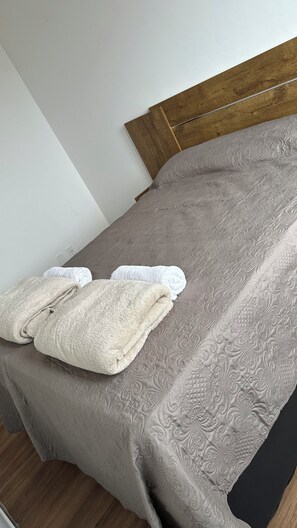 2 chambres, fer et planche à repasser, Wi-Fi, draps fournis