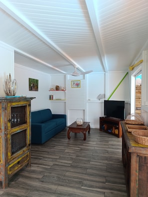 TV, books - VILLA MADRAS, a corner of paradise just a 5-minute walk from the Pointe Marin beach. (Sainte-Anne)