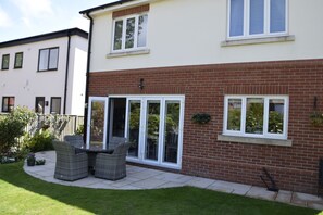 Outdoor dining - The Open 2016 Birkdale
12-19th July may be available longer Sleeps up to 8 (Birkdale)