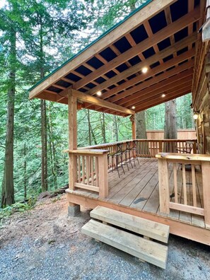 Terrace/patio - Bigfoot’s Bungalow | Fire Pit-Woodstove-Large Deck (Qualicum Beach)