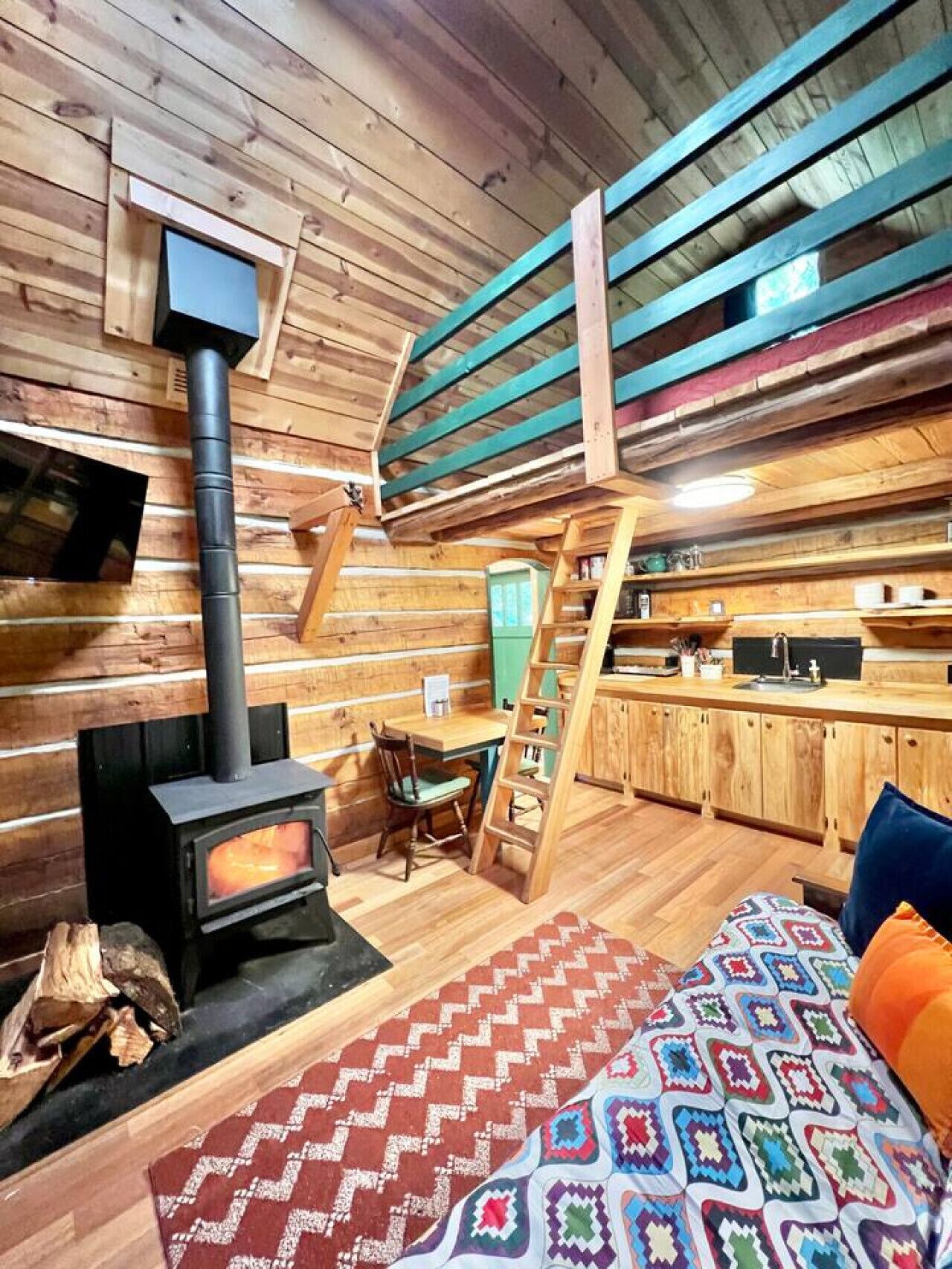 TV connectée, cheminée, livres