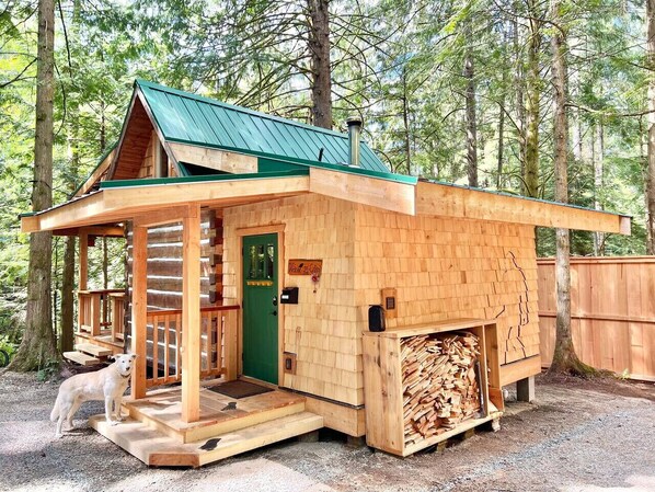 Exterior - Bigfoot’s Bungalow | Fire Pit-Woodstove-Large Deck (Qualicum Beach)