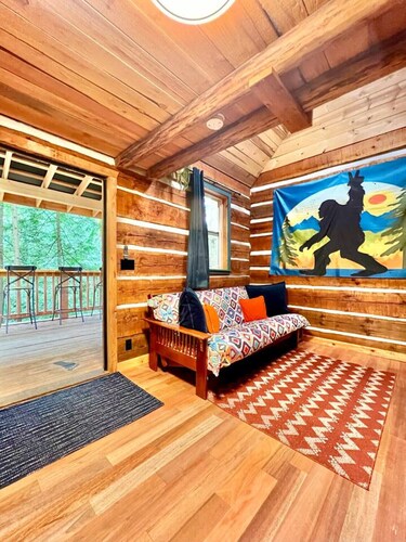 Bigfoot’s Bungalow | Fire Pit-Woodstove-Large Deck