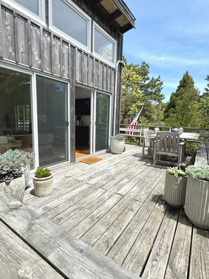 Outdoor dining - Walk to the beach from 4 Bedroom house in Amagansett - Private Beach Path Access (Amagansett)