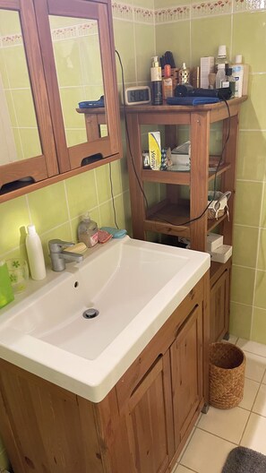 Hair dryer, towels