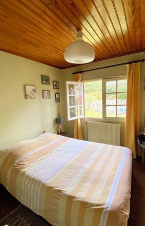 5 bedrooms, iron/ironing board, WiFi, bed sheets