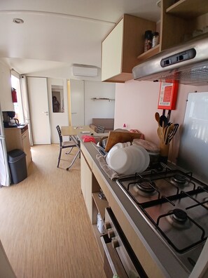 Fridge, microwave, oven, stovetop - Mobile home in the Dunes, right on the beach and the sea! (Unknown)