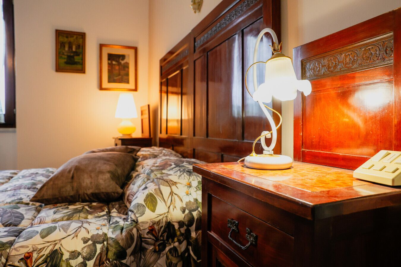 5 bedrooms, desk, WiFi, bed sheets