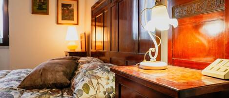 5 bedrooms, desk, WiFi, bed sheets