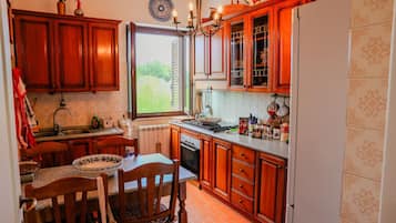 Frigorifero, forno, piano cottura, pentole/stoviglie/utensili