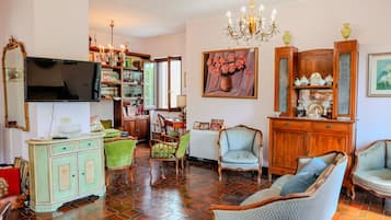 Télévision, cheminée