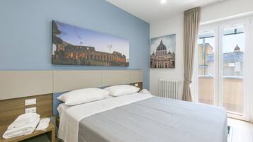 2 chambres, bureau, fer et planche Ă  repasser, lit parapluie