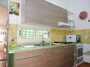 Een koelkast, een oven, een kookplaat, een koffiezetapparaat/waterkoker