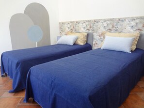 3 bedrooms, desk, WiFi, bed sheets