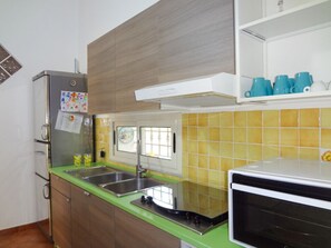 Refrigerador, horno, parrilla de estufa y cafetera y tetera 