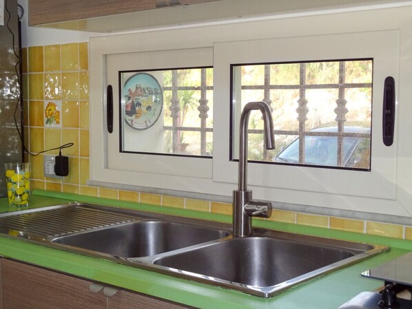 Fridge, oven, stovetop, coffee/tea maker