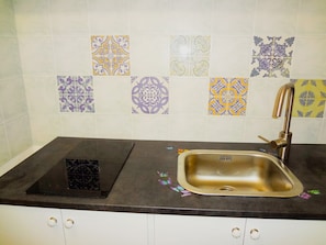 Fridge, stovetop, coffee/tea maker, cookware/dishes/utensils