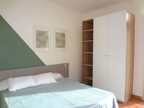 1 bedroom, desk, WiFi, bed sheets