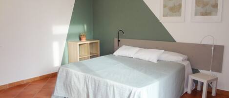 1 bedroom, desk, WiFi, bed sheets