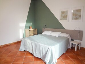 1 bedroom, desk, WiFi, bed sheets