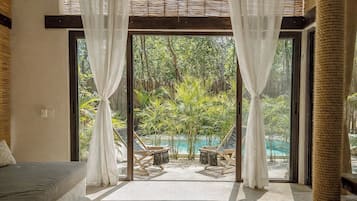 BangalĂŽ superluxo, vista para a piscina | Cofres nos quartos, individualmente decorados