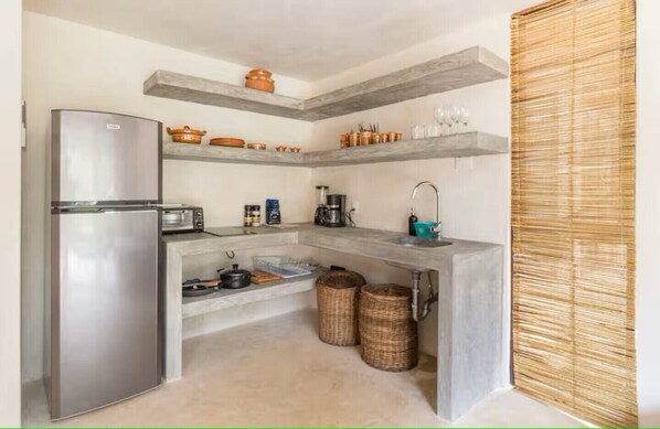 Bungalow de lujo, vista a la alberca | Cocineta privada | Parrilla de estufa, cafetera y tetera y utensilios de cocina 