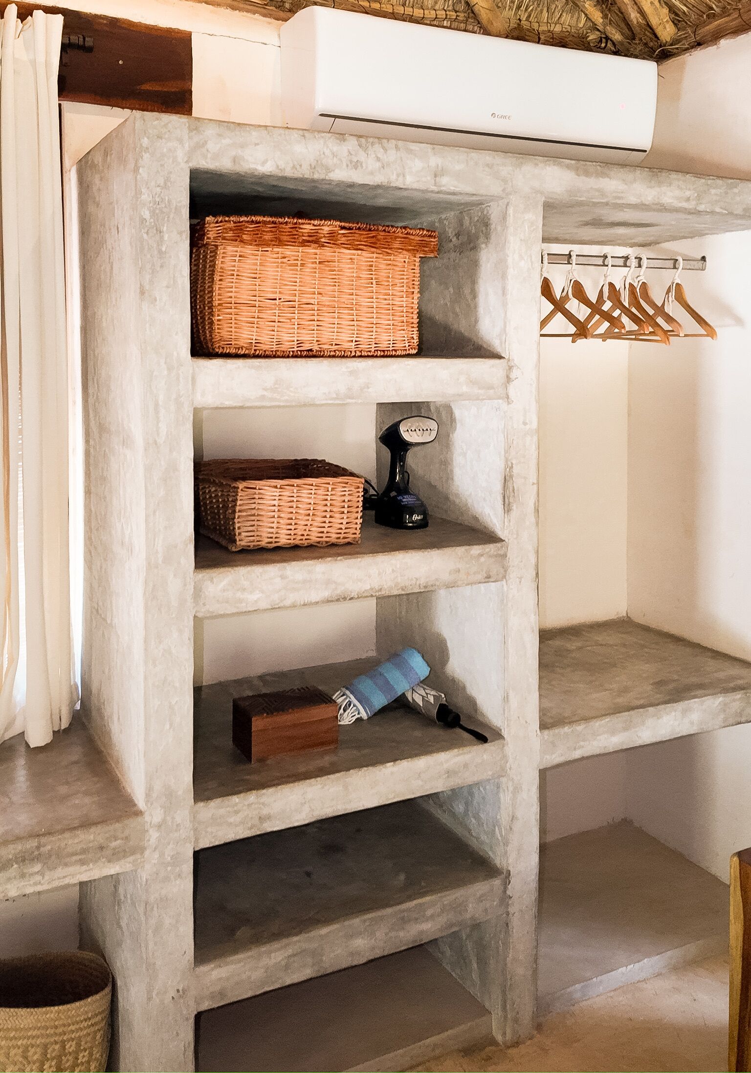 Bungalow Luxury, vista piscina | Una cassaforte in camera, con stile personalizzato