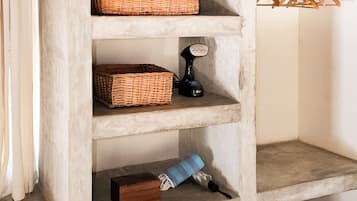 Bungalow Luxury, vista piscina | Una cassaforte in camera, con stile personalizzato