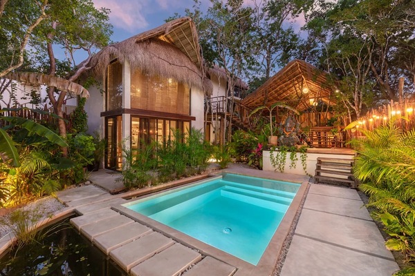 Vista frontal de la propiedad