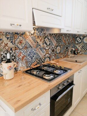 Kühlschrank, Ofen, Herdplatte, Wasserkocher mit Kaffee-/Teezubehör