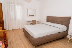 2 dormitorios, escritorio, ropa de cama