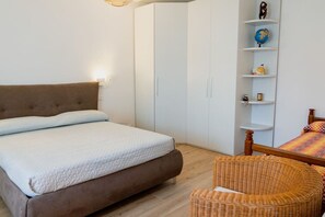 2 bedrooms, desk, bed sheets