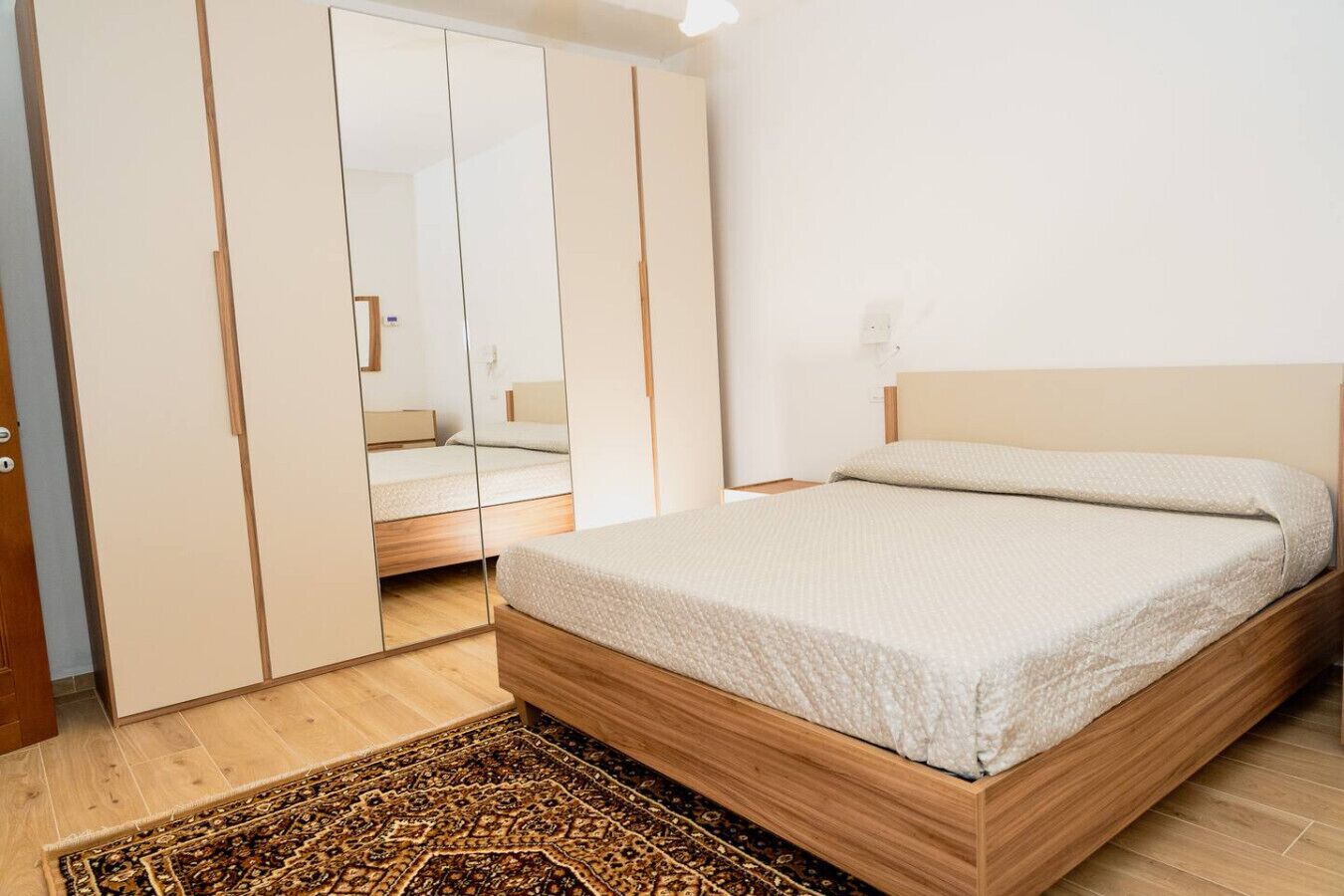 2 Schlafzimmer, Schreibtisch, Bettwäsche