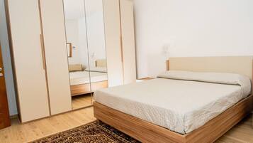 2 camere, una scrivania, lenzuola