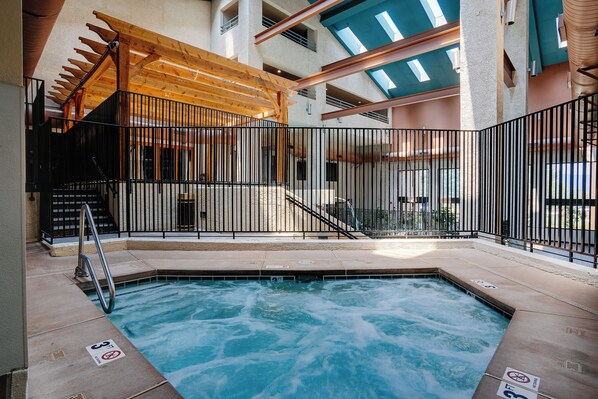 Una piscina cubierta